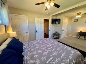 Private Queen Bedroom Suite 2 Near Downtown